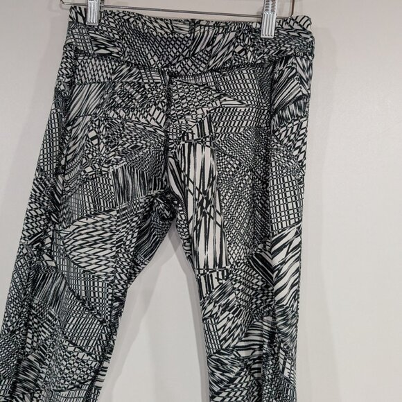 Under Armour Heat Gear Printed Cropped Leggings Black White Size Small - Picture 2 of 4